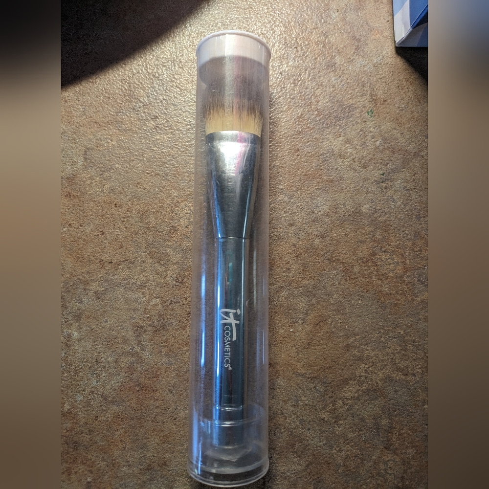 It Cosmetics face brush
